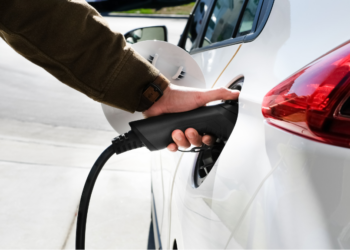 Elektrisch laden in het buitenland: Zo laad je zorgeloos op tijdens je reis