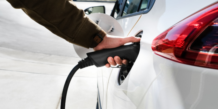 Elektrisch laden in het buitenland: Zo laad je zorgeloos op tijdens je reis