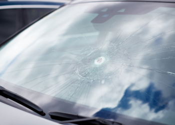 Ruitschade bij je huurauto? Dit moet je doen voor een snelle oplossing