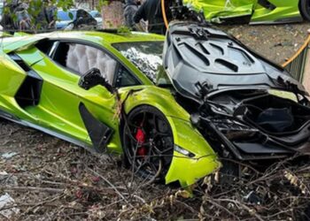 Lamborghini Revuelto crash