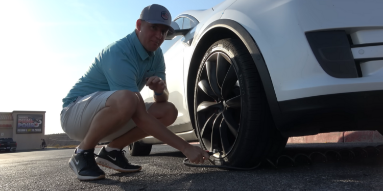 Tesla Model X in extreme hitte