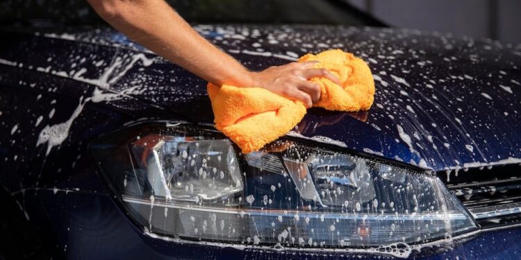auto op straat wassen