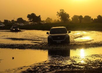 elektrische auto in het water