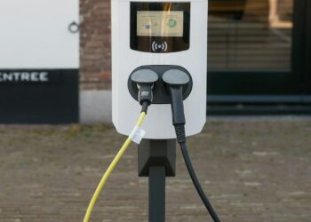 laadkabel over de stoep