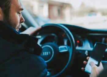 telefoon bedienen bij rood stoplicht