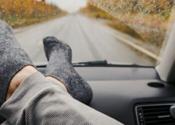 voeten op het dashboard