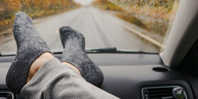 voeten op het dashboard