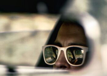 zonnebril achter het stuur