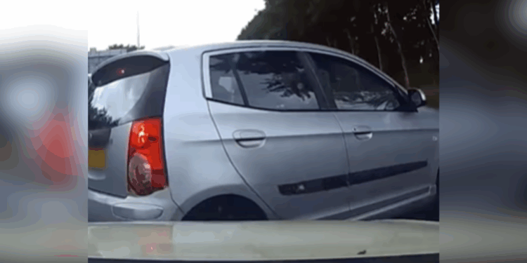 Dashcam legt vast: Fiat van de weg gedrukt op snelweg