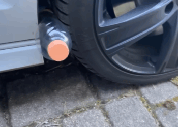 plastic fles bij autoband
