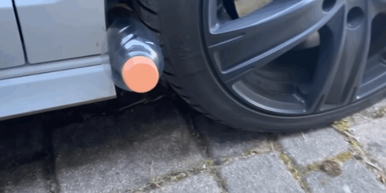 plastic fles bij autoband