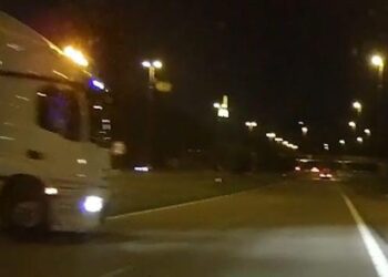 Vrachtwagen met zwaailichten