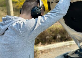 hoofdtelefoon tijdens het rijden