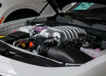 auto met verbrandingsmotor