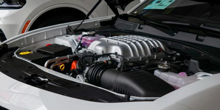 auto met verbrandingsmotor